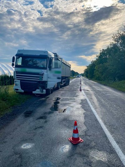 На Рівненщині п'яний водій легковика зіткнувся з вантажівкою На Рівненщині п'яний водій легковика зіткнувся з вантажівкою