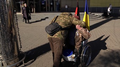 Волонтер із Херсона Григорій Янченко збирає у Житомирі гроші для ЗСУ Волонтер із Херсона Григорій Янченко збирає у Житомирі гроші для ЗСУ