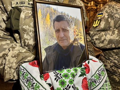 У Полтаві попрощалися із військовими Павлом Романцем та Віталієм Хорошуном, які загинули, захищаючи Україну У Полтаві попрощалися із військовими Павлом Романцем та Віталієм Хорошуном, які загинули, захищаючи Україну