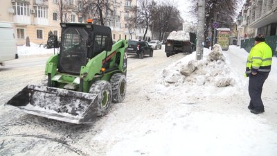 У Житомирі видали понад 250 приписів власникам будівель через неприбраний сніг і лід