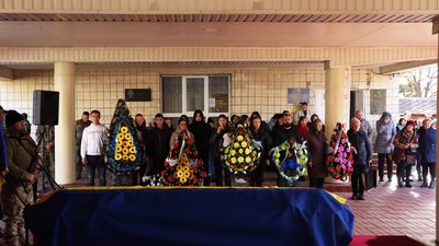 Загинув на Донеччині: на Кіровоградщині попрощалися із бійцем Владиславом Вишнею Загинув на Донеччині: на Кіровоградщині попрощалися із бійцем Владиславом Вишнею