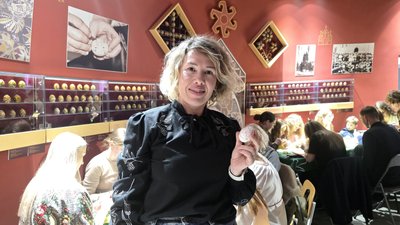 Ірина Бордун, дружина загиблого військовослужбовця Любомира Бордуна, акція "Писанки для України", Коломия, Івано-Франківщина Ірина Бордун, дружина загиблого військовослужбовця Любомира Бордуна, акція "Писанки для України", Коломия, Івано-Франківщина
