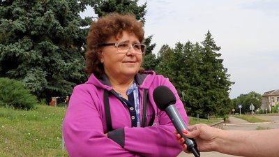 "Як б’ють на городі, падаєш і лізеш на колінах". Що розповідають мешканці прикордонного села Краснопільської громади "Як б’ють на городі, падаєш і лізеш на колінах". Що розповідають мешканці прикордонного села Краснопільської громади