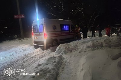 Розчистили дорогу від поваленого дерева, відбуксирували швидку та вантажівку Розчистили дорогу від поваленого дерева, відбуксирували швидку та вантажівку