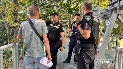 У Києві обірвалася канатна дорога через Дніпро: водолази шукають людину У Києві обірвалася канатна дорога через Дніпро: водолази шукають людину