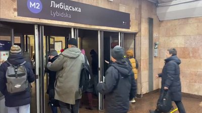 Транспортний колапс біля метро "Либідська": у годину пік містяни стояли у черзі на вулиці, щоб потрапити в підземку Транспортний колапс біля метро "Либідська": у годину пік містяни стояли у черзі на вулиці, щоб потрапити в підземку