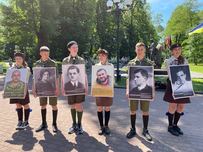 В Івано-Франківську пластуни відзначили День Героїв: репортаж В Івано-Франківську пластуни відзначили День Героїв: репортаж