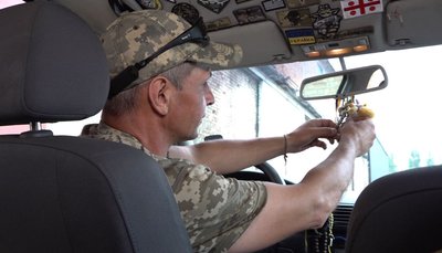 Волонтер із Черкас збирає шеврони з фронту Волонтер із Черкас збирає шеврони з фронту