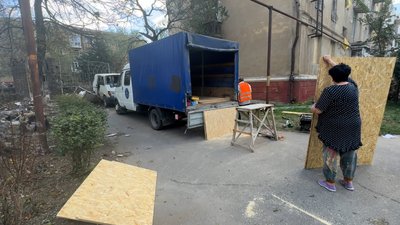 Жінка тримає OSB-плити наслідки обстрілу Краматорськ Донецька область 15 вересня 2025 рік Жінка тримає OSB-плити наслідки обстрілу Краматорськ Донецька область 15 вересня 2025 рік