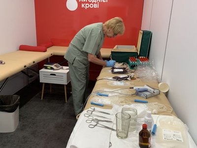 До Дня Незалежності в центрі Києва організували донацію крові для потреб ЗСУ До Дня Незалежності в центрі Києва організували донацію крові для потреб ЗСУ