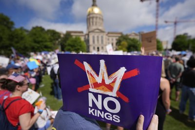 У США люди почали виходити на протести проти "військового параду Трампа"