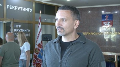 "Шукаю спеціальність за освітою": у Черкасах відкрили центр рекрутингу української армії "Шукаю спеціальність за освітою": у Черкасах відкрили центр рекрутингу української армії