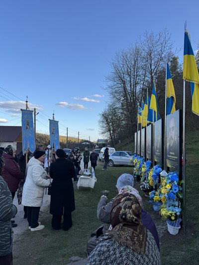 У селі на Тернопільщині встановили меморіальні стенди загиблим військовим У селі на Тернопільщині встановили меморіальні стенди загиблим військовим