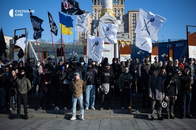 "Нас не так багато, але ми все одно це все втримали": у Києві відбувся марш до Дня добровольця "Нас не так багато, але ми все одно це все втримали": у Києві відбувся марш до Дня добровольця