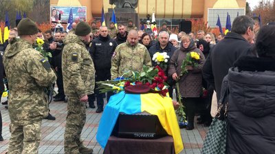 З військовими Юрієм Лапчуком та Юрієм Трофимчуком попрощалися у Рівному З військовими Юрієм Лапчуком та Юрієм Трофимчуком попрощалися у Рівному