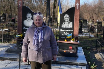 "Це просто нелюди, інших слів немає": у Дніпрі невідомі крадуть квіти з могил військових "Це просто нелюди, інших слів немає": у Дніпрі невідомі крадуть квіти з могил військових