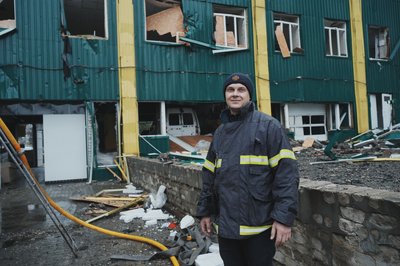 Рятувальник Віталій працює над усуненням наслідків російського удару по підприємству у Харкові, 31 березня 2025 року Рятувальник Віталій працює над усуненням наслідків російського удару по підприємству у Харкові, 31 березня 2025 року