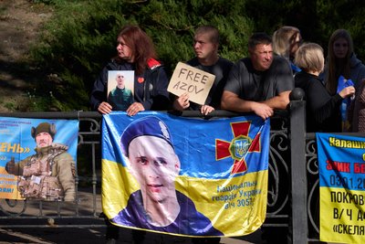 «Привертаємо увагу суспільства...». У Сумах відбулася акція на підтримку полонених і зниклих безвісти військових «Привертаємо увагу суспільства...». У Сумах відбулася акція на підтримку полонених і зниклих безвісти військових
