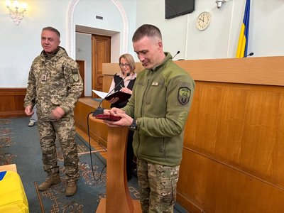 У Житомирі нагородили військового, який провів у полоні 32 місяці У Житомирі нагородили військового, який провів у полоні 32 місяці