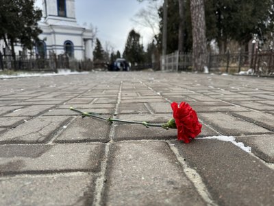 "Приїхав на два дні". У Сумах попрощалися з Денисом Журбою, який помер через удар російського БпЛА "Приїхав на два дні". У Сумах попрощалися з Денисом Журбою, який помер через удар російського БпЛА