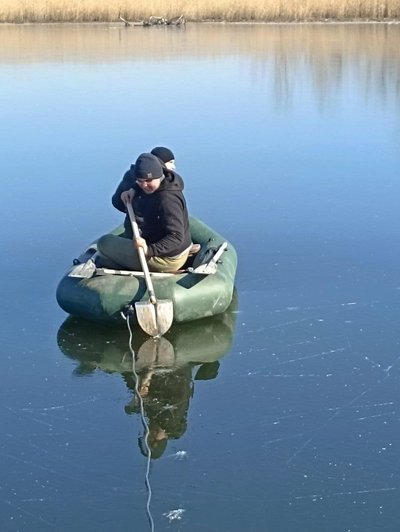 На Херсонщині врятували лебедів, які вмерзли у кригу на річці Інгулець На Херсонщині врятували лебедів, які вмерзли у кригу на річці Інгулець