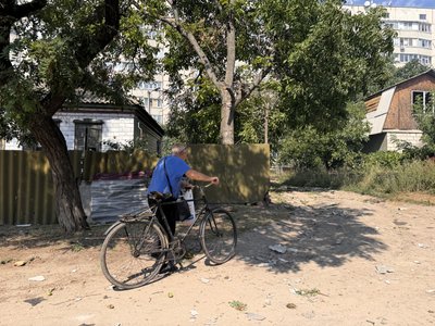 Чоловік з велосипедом у Балаклії Чоловік з велосипедом у Балаклії