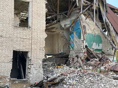 Прифронтове село евакуація люди життя руйнування окупація деокупація Новоселівський навчально-виховний комплекс книгозбірня Новоселівка Лиманська громада Донецька область 28 серпня 2024 року Прифронтове село евакуація люди життя руйнування окупація деокупація Новоселівський навчально-виховний комплекс книгозбірня Новоселівка Лиманська громада Донецька область 28 серпня 2024 року