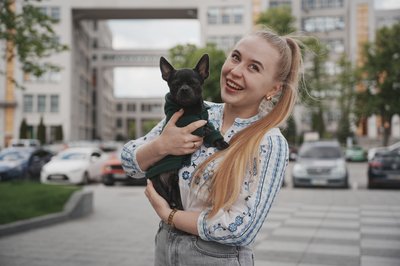 Дівчина з собакою у Всесвітній день вишиванки у Харкові Дівчина з собакою у Всесвітній день вишиванки у Харкові