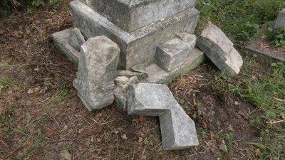 На території цвинтаря шукають втрачені фрагменти надгробків, серпень 2026 року, Хмельниччина На території цвинтаря шукають втрачені фрагменти надгробків, серпень 2026 року, Хмельниччина