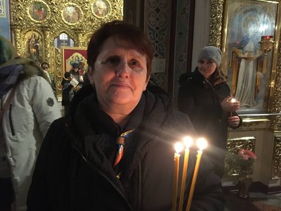 Жінка за свічками Жінка за свічками