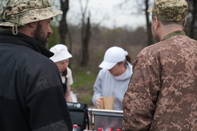 "Хочемо підтримати їхній дух": волонтери з Рівненщини готують страви та пригощають воїнів у Сумах "Хочемо підтримати їхній дух": волонтери з Рівненщини готують страви та пригощають воїнів у Сумах