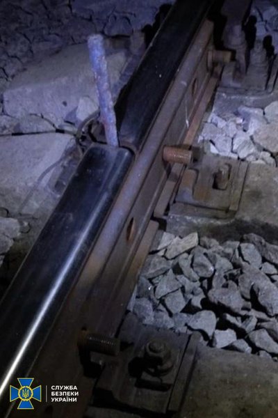 Намагались пошкодити залізничні колії: на Одещині затримали підозрюваних у диверсії Намагались пошкодити залізничні колії: на Одещині затримали підозрюваних у диверсії