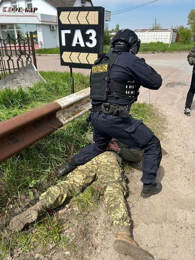 На Житомирщині на продажу зброї затримали працівника військкомату та його спільника На Житомирщині на продажу зброї затримали працівника військкомату та його спільника