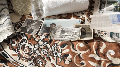 Світлини, які взяла із собою Віра Чайка з Донеччини, яку евакуювали на Вінниччину Світлини, які взяла із собою Віра Чайка з Донеччини, яку евакуювали на Вінниччину