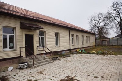 Відбудувати, щоб знову втратити: чому держава зводить школи й дороговартісні лікарні близько до фронту Відбудувати, щоб знову втратити: чому держава зводить школи й дороговартісні лікарні близько до фронту
