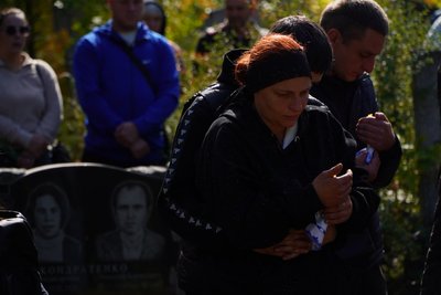«Дві години побув, і більше в мене нема сина». У Синельниковому попрощалися з 15-річним Русланом, загиблим через удар РФ «Дві години побув, і більше в мене нема сина». У Синельниковому попрощалися з 15-річним Русланом, загиблим через удар РФ