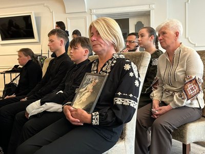 Рідні загиблих бійців, вручення нагород Рідні загиблих бійців, вручення нагород