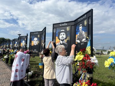 Люди на Алеї пам'яті у Південноукраїнську Люди на Алеї пам'яті у Південноукраїнську