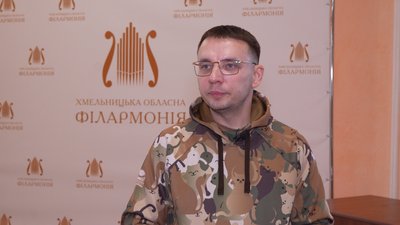 Автор проєкту "Ода стійкості — симфонії свободи в часи випробувань" — диригент Харківської обласної філармонії Сергій Лихоманенко, який наразі служить у ЗСУ Автор проєкту "Ода стійкості — симфонії свободи в часи випробувань" — диригент Харківської обласної філармонії Сергій Лихоманенко, який наразі служить у ЗСУ