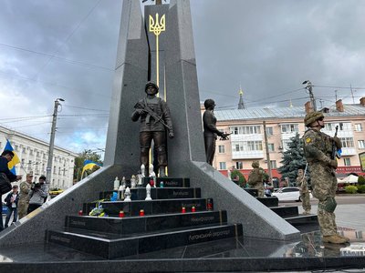 У Житомирі вшанували пам’ять закатованих і загиблих у російському полоні У Житомирі вшанували пам’ять закатованих і загиблих у російському полоні