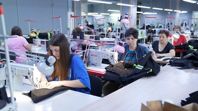 "Це для них захист": у Вінниці релоковане підприємство шиє костюми для пожежників "Це для них захист": у Вінниці релоковане підприємство шиє костюми для пожежників