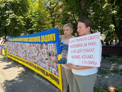 У Черкасах відбулася акція "Не мовчи — полон вбиває" У Черкасах відбулася акція "Не мовчи — полон вбиває"