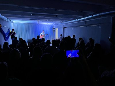 Американський блюзовий музикант виступив у Херсоні з благодійним концертом Американський блюзовий музикант виступив у Херсоні з благодійним концертом