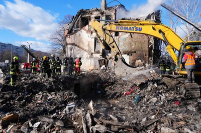 Розбір завалів на місці влучання російської ракети у Київському районі Харкова, 7 березня 2026 року Розбір завалів на місці влучання російської ракети у Київському районі Харкова, 7 березня 2026 року
