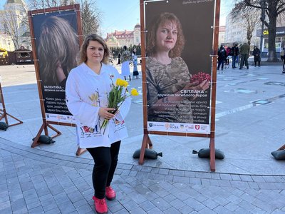 У центрі Луцька — соціальна акція-інсталяція про захисниць і ветеранок