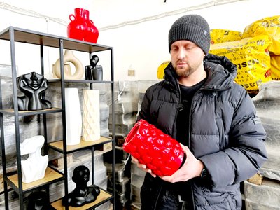 "Знімали дах, аби вивезти печі". Як кераміст за Слов'янська на Донеччини релокує бізнес на Хмельниччину "Знімали дах, аби вивезти печі". Як кераміст за Слов'янська на Донеччини релокує бізнес на Хмельниччину