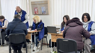 Люди заповнюють документи на допомогу на оплату опалення від благодійників за проєктом "Зимова стійкість" Краматорськ Донецька область 19 січня 2026 рік Люди заповнюють документи на допомогу на оплату опалення від благодійників за проєктом "Зимова стійкість" Краматорськ Донецька область 19 січня 2026 рік