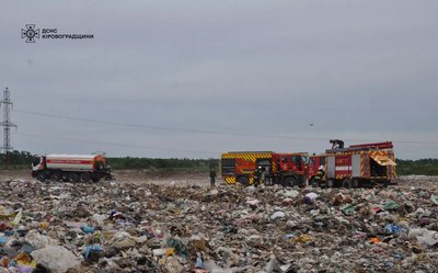 У Кропивницькому другу добу гасять пожежу на міському сміттєзвалищі У Кропивницькому другу добу гасять пожежу на міському сміттєзвалищі