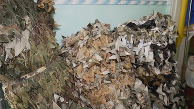 Виховательки з Лука-Мелешківської плетуть маскувальні сітки для ЗСУ Виховательки з Лука-Мелешківської плетуть маскувальні сітки для ЗСУ