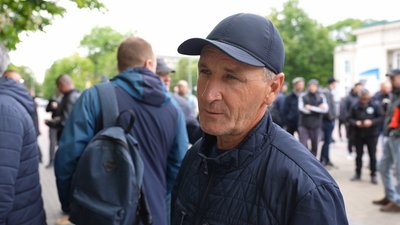 "Є ті, які записувались 8 травня і досі не пройшли": сотні чоловіків у черзі до Хмельницького міського ТЦК та СП "Є ті, які записувались 8 травня і досі не пройшли": сотні чоловіків у черзі до Хмельницького міського ТЦК та СП